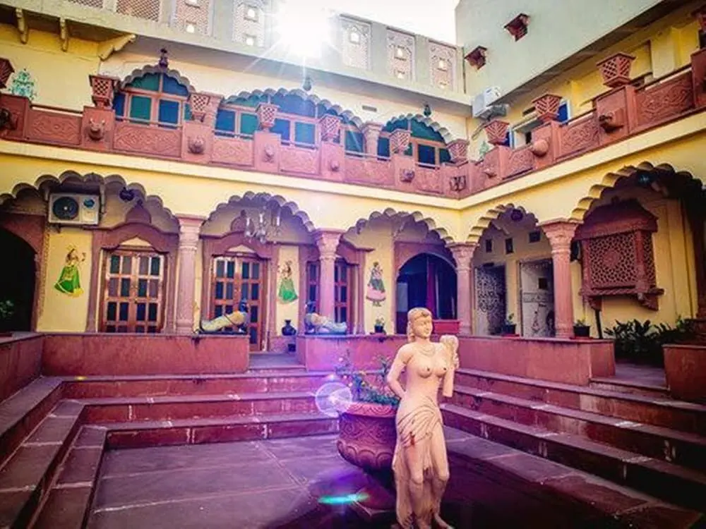 Хиндаун: Suroth Mahal a Jaipur Riyasat