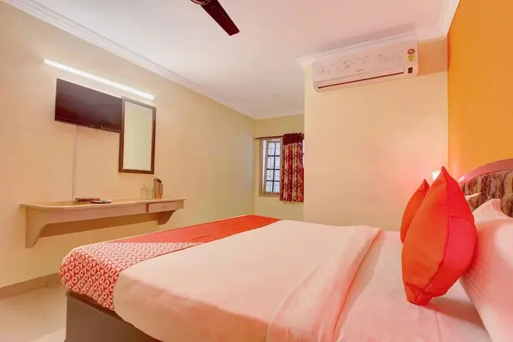 Хидерабад: Indu Pearls Inn by OYO Rooms