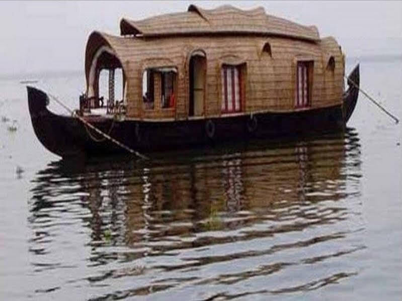 Кумараком: Lakeview Houseboat
