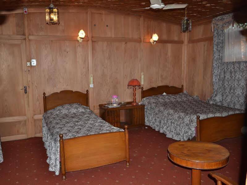 Шринагар: New Kharpalace Group of Houseboats