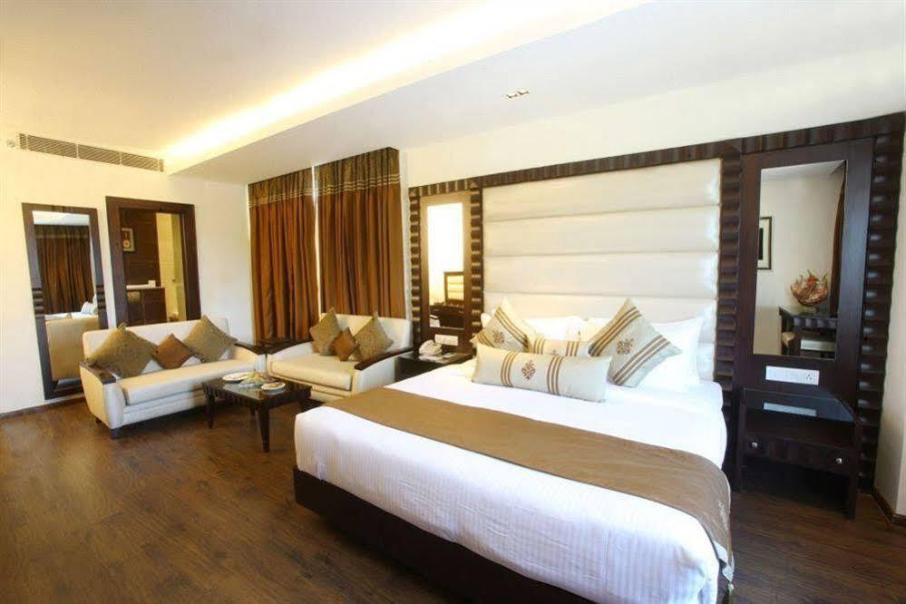 Нью-Дели: Parkland Grand Kapashera