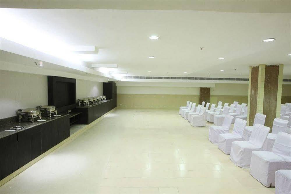 Нью-Дели: Parkland Grand Kapashera