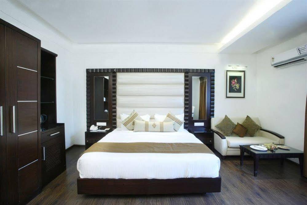 Нью-Дели: Parkland Grand Kapashera
