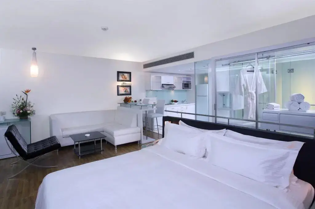 Хинджевади: St Laurn Suites