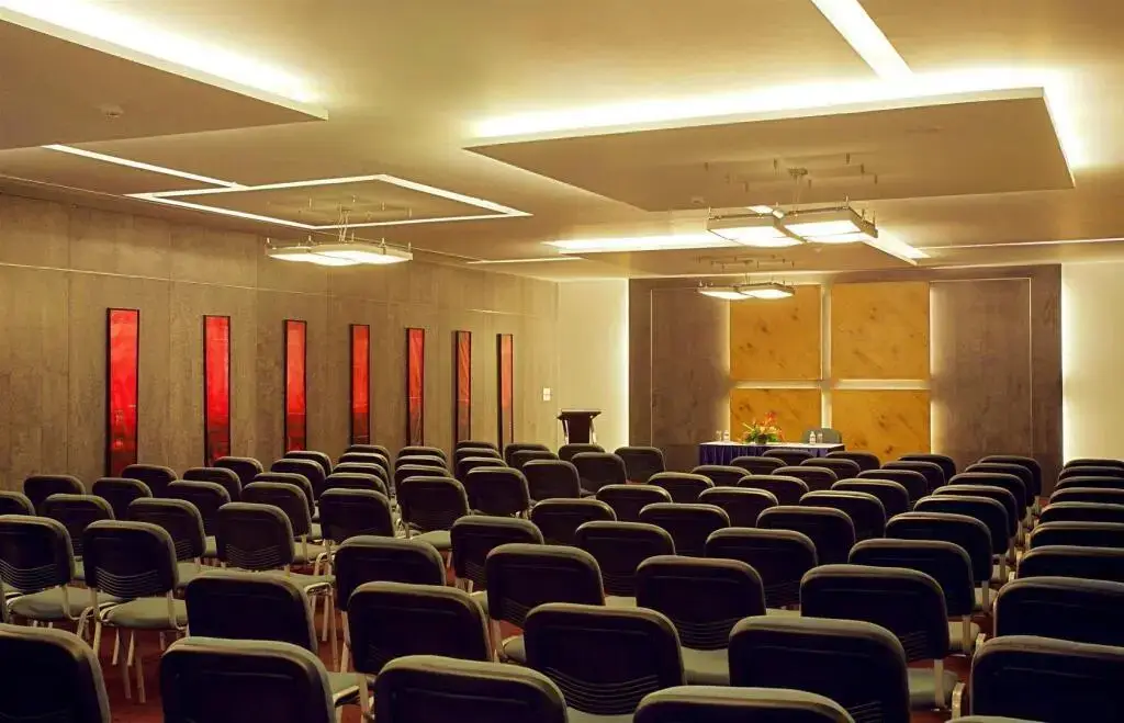 Хинджевади: St Laurn Suites