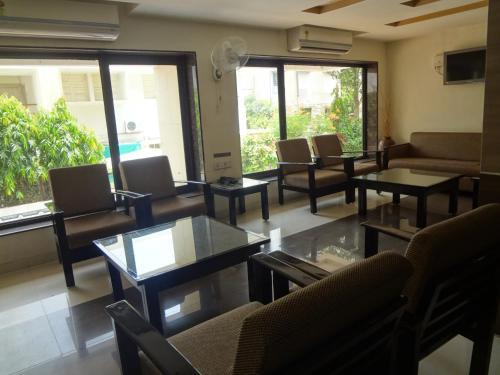 Вадодара: Hotel Savshanti Towers