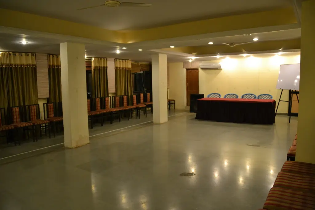 Нагпур: Отель Sunrise N Resorts