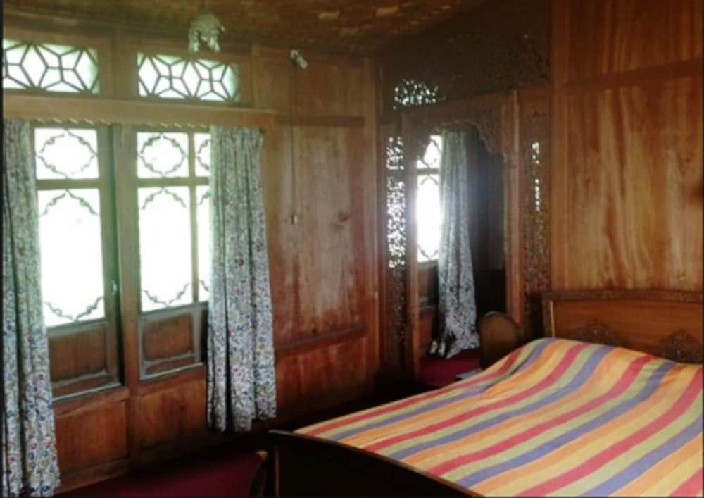 Шринагар: Butt's Clermont Houseboats