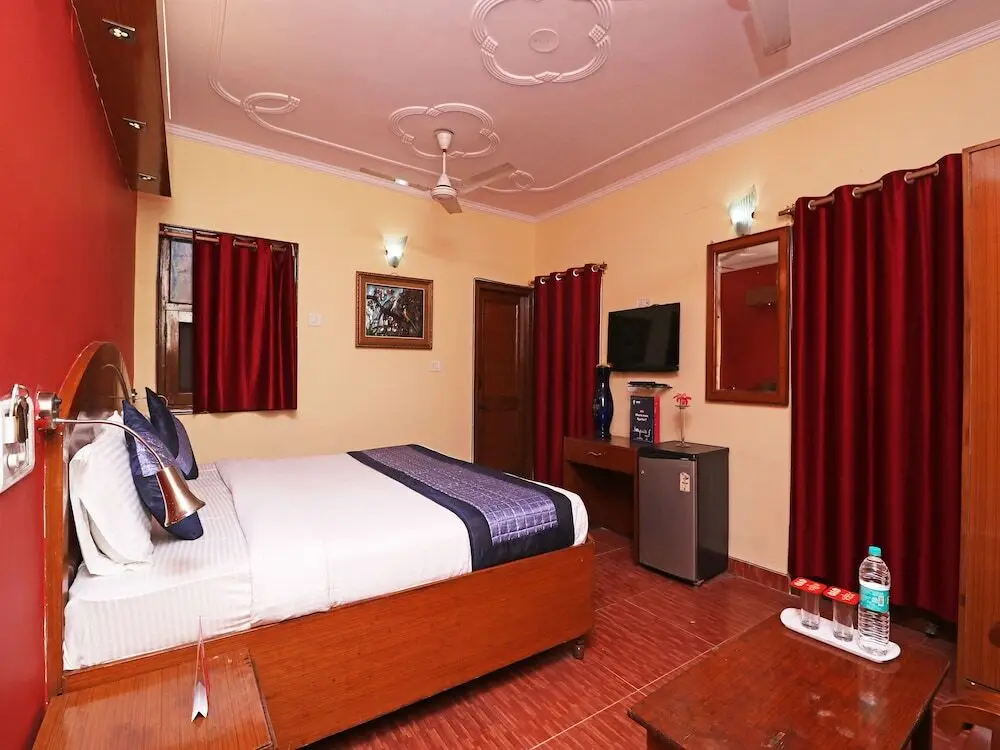 Нойда: Royal Palace by OYO Rooms