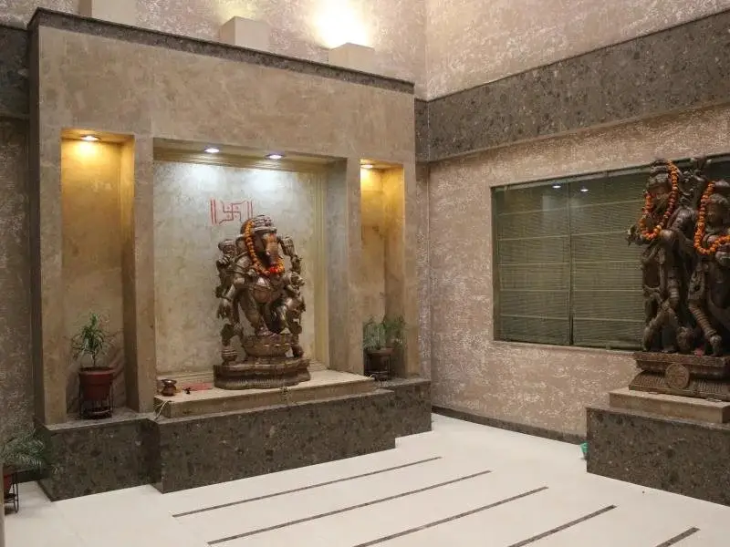 Канпур: Kanha International