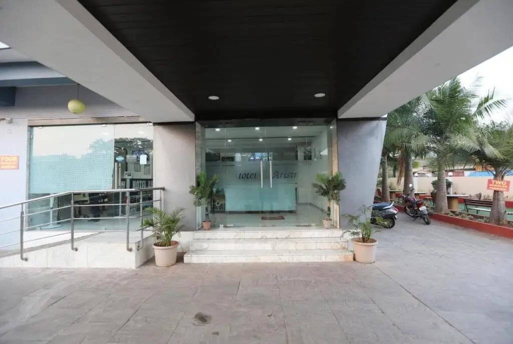 Лонавала: Hotel Aristro
