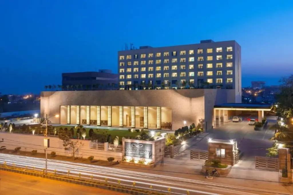 Солапур: Balaji Sarovar Premiere Solapur