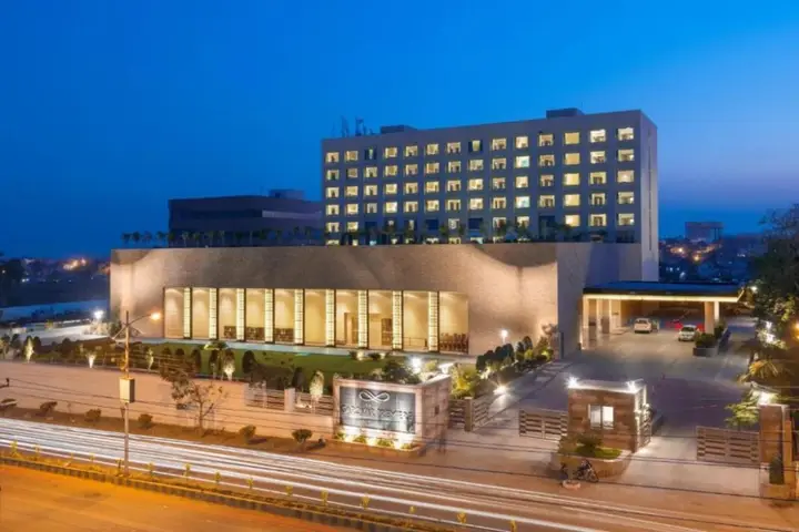 Солапур: Balaji Sarovar Premiere Solapur
