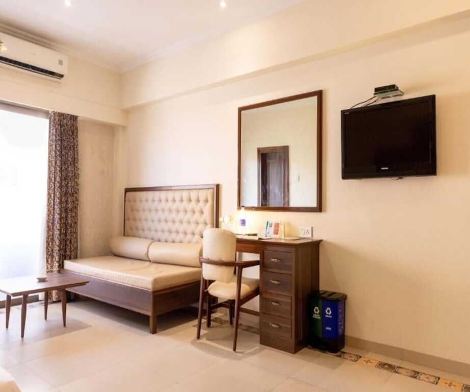 Мумбаи: West End Hotel