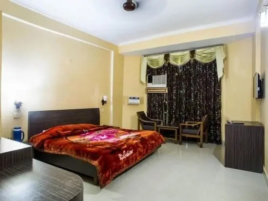 Катра: Hotel Holiday