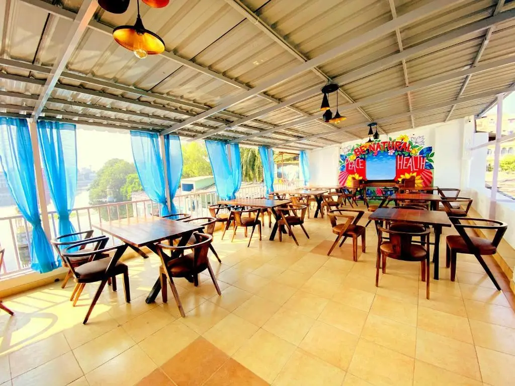 Удаипур: Natural Lake View Hotel