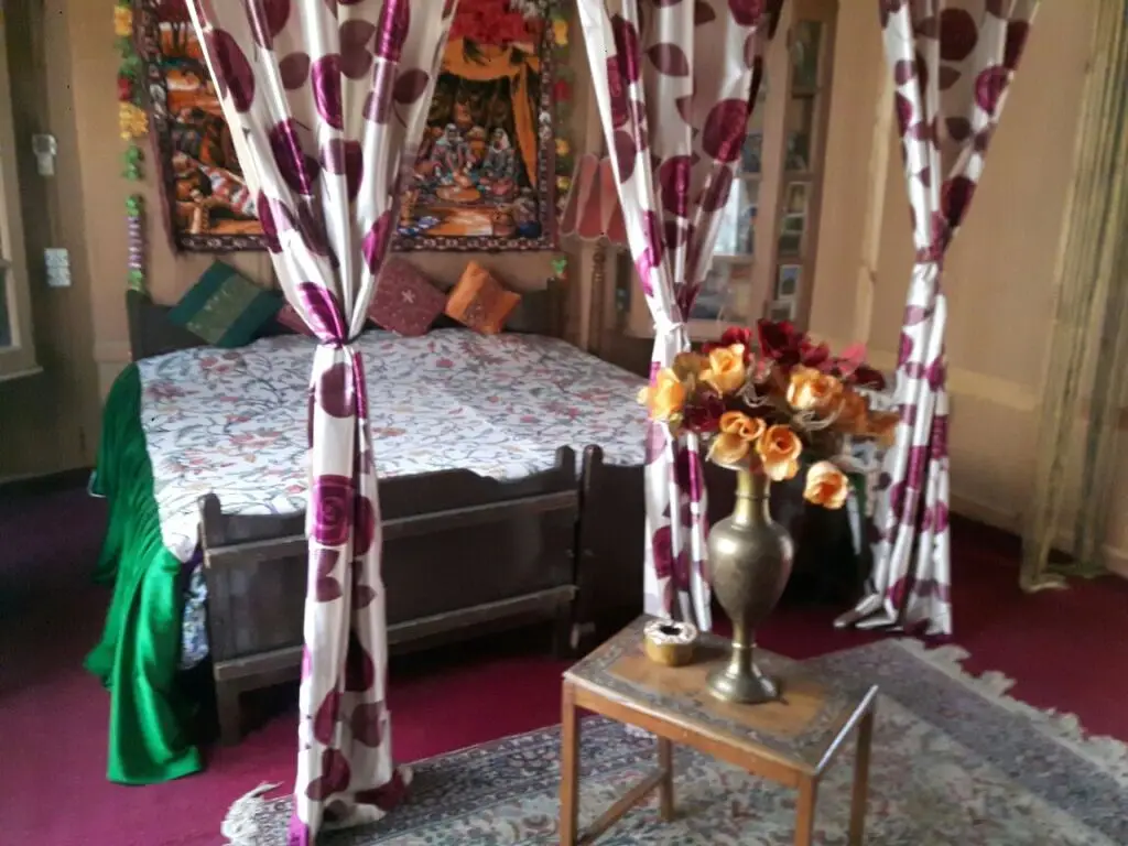 Шринагар: Отель Houseboat Donoo Palace