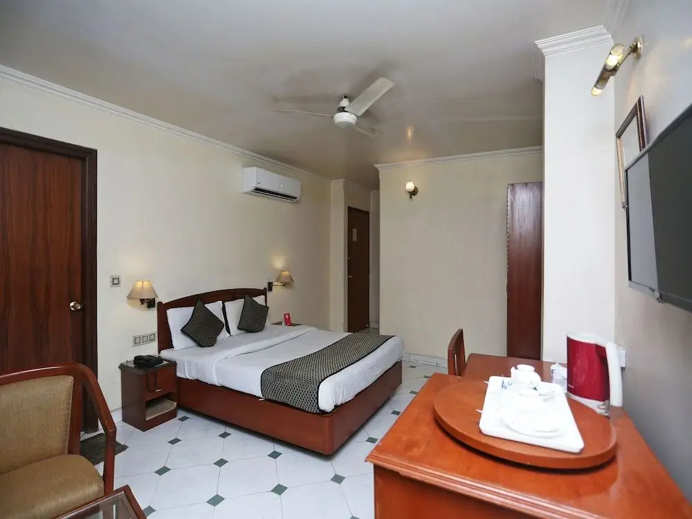 Лакхнау: OYO 3499 Tekarees Inn