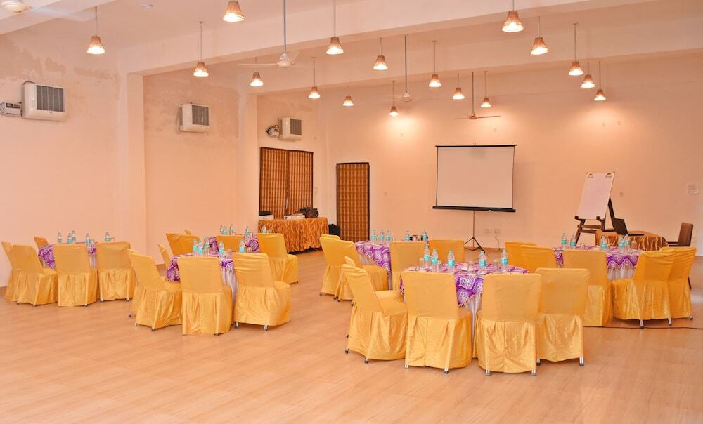 Наинитал: Corbett Tiger Den Resort