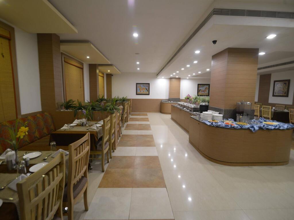 Мадурай: OYO Premium Mattuthavani Bus Stand