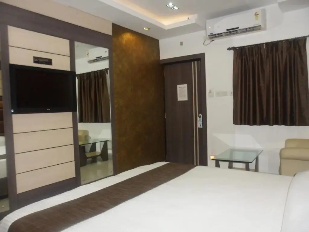 Колката: OYO Premium Merlin Homeland Mall