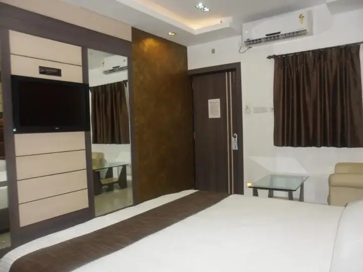 Колката: OYO Premium Merlin Homeland Mall
