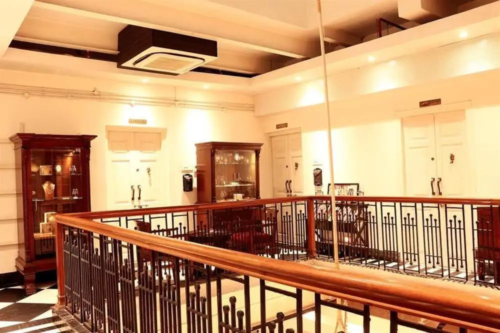 Колката: OYO Premium Sarat Bose Road