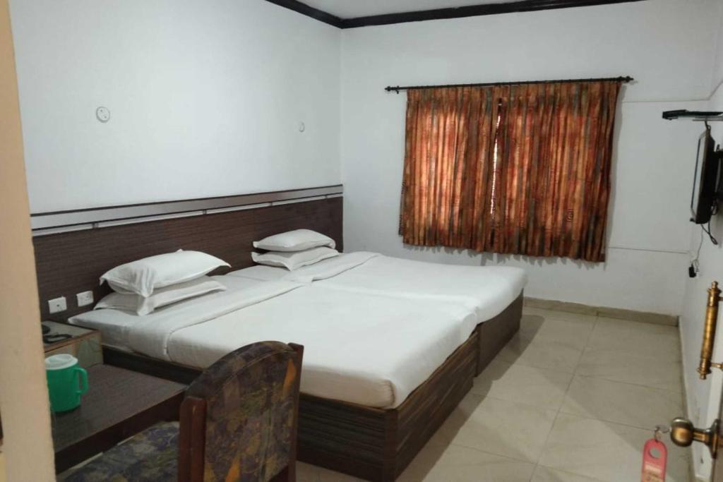 Ути: Hotel Orchid Inn