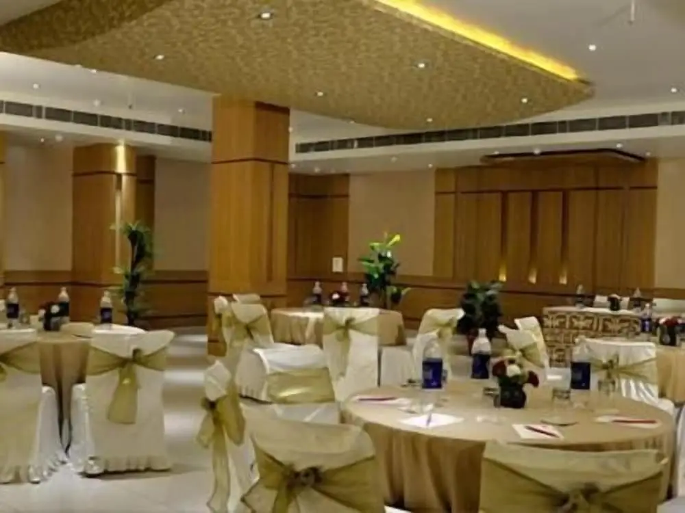 Варанаси: ADB Rooms Hotel Surabhi International,Varanasi