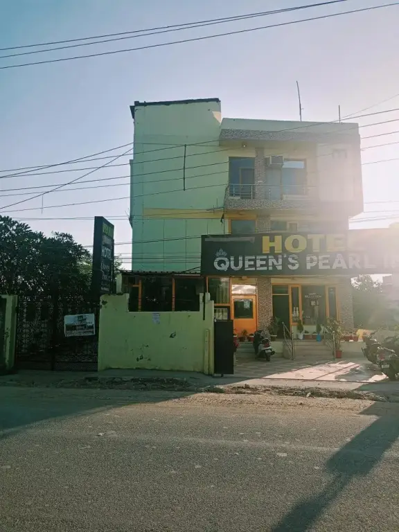 Дехрадун: Hotel Queens Pearl Inn