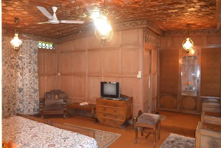 Шринагар: New Alexandra Houseboats