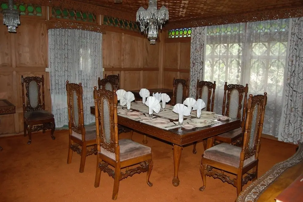 Шринагар: New Alexandra Houseboats