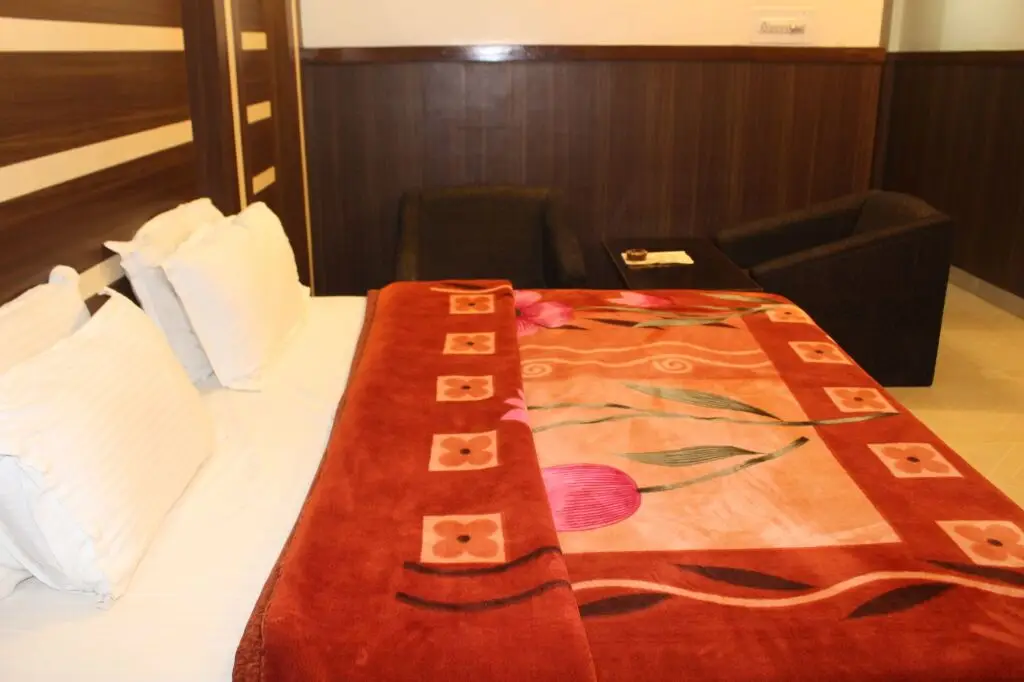 Катра: Hotel Nek