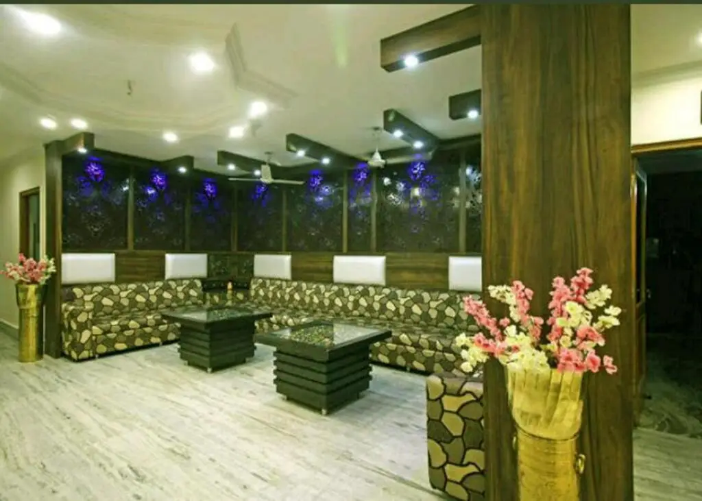 Катра: Hotel Nek