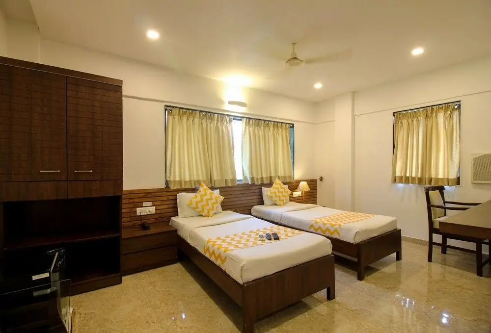 Мумбаи: FabHotel Swamini Niwas Malad East