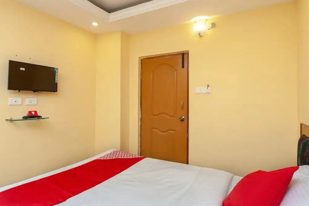 Тирупати: Hotel Gayathri Grand by OYO Rooms