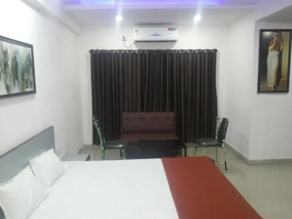 Тхане: Hotel Galaxy's Vaibhav