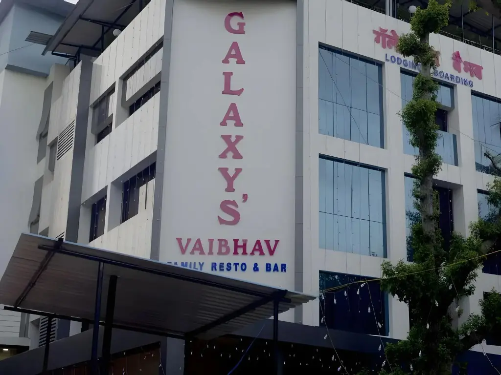 Тхане: Hotel Galaxy's Vaibhav