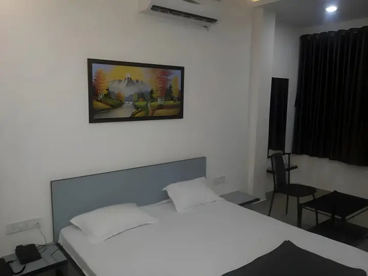 Тхане: Hotel Galaxy's Vaibhav