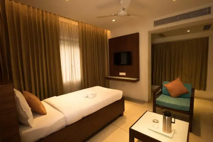 Соманур: Gayathri Hotel