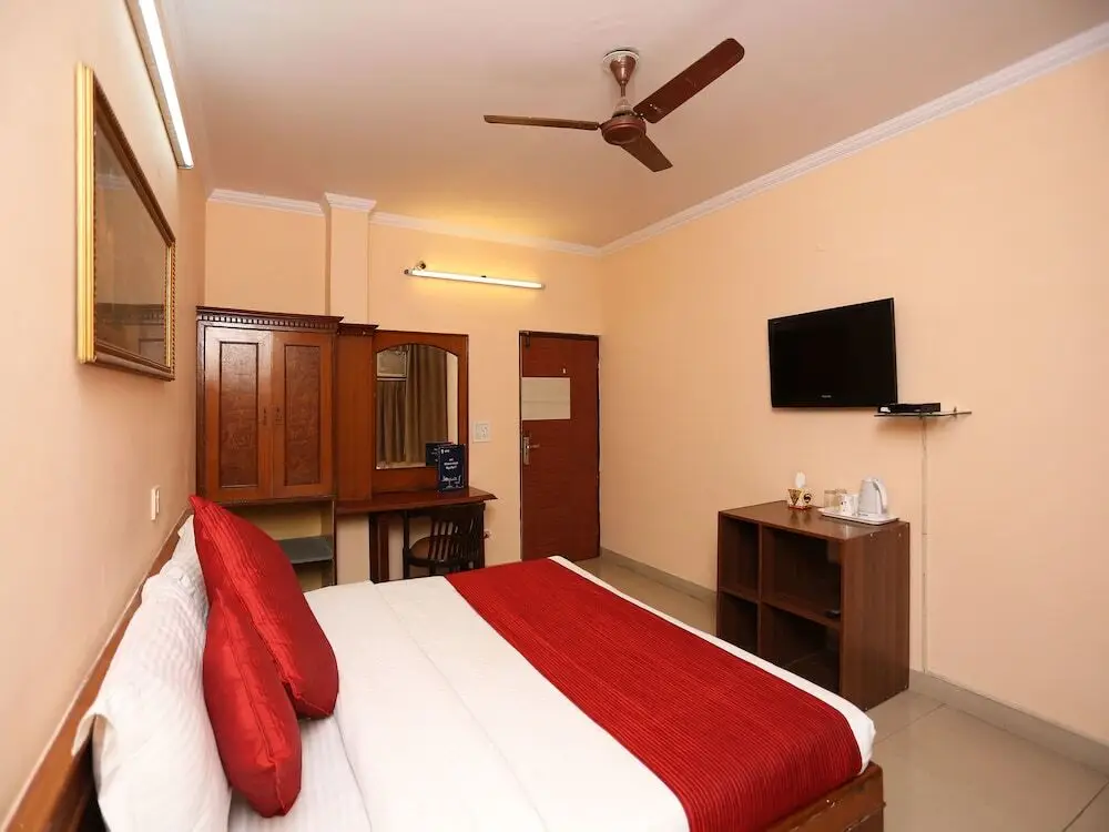 Газиабад: OYO 9301 Hotel RedBury