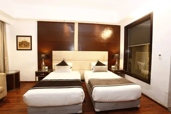 Нью-Дели: Plutos Hotel