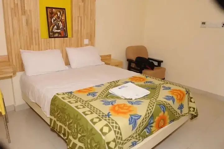 Eraniel: Hotel Surya Residency