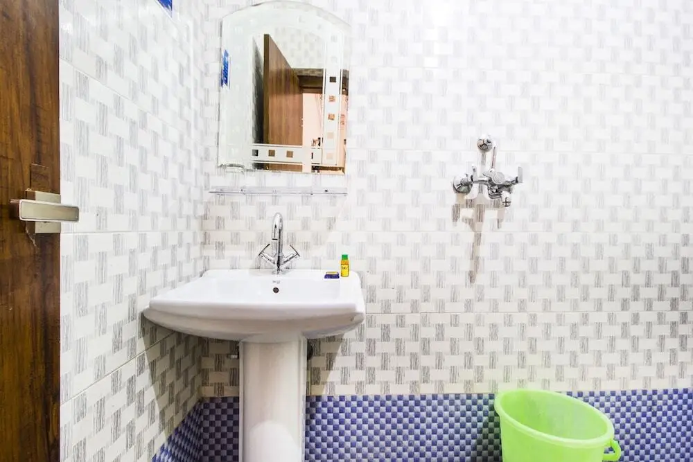 Джайпур: FabExpress White Palace