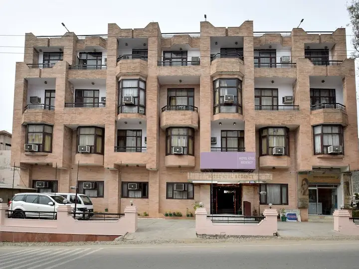 Катра: Hotel Triund Regency