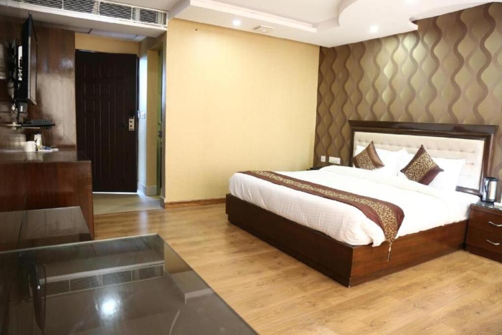 Дехрадун: Hotel Elysee