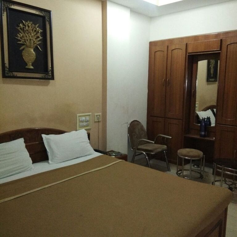 Бхудж: Hiriz Hotel Dollar