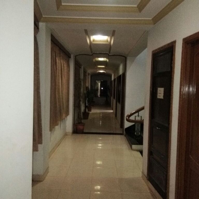Бхудж: Hiriz Hotel Dollar