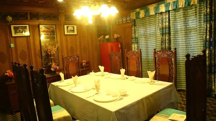 Шринагар: Aziz Palace