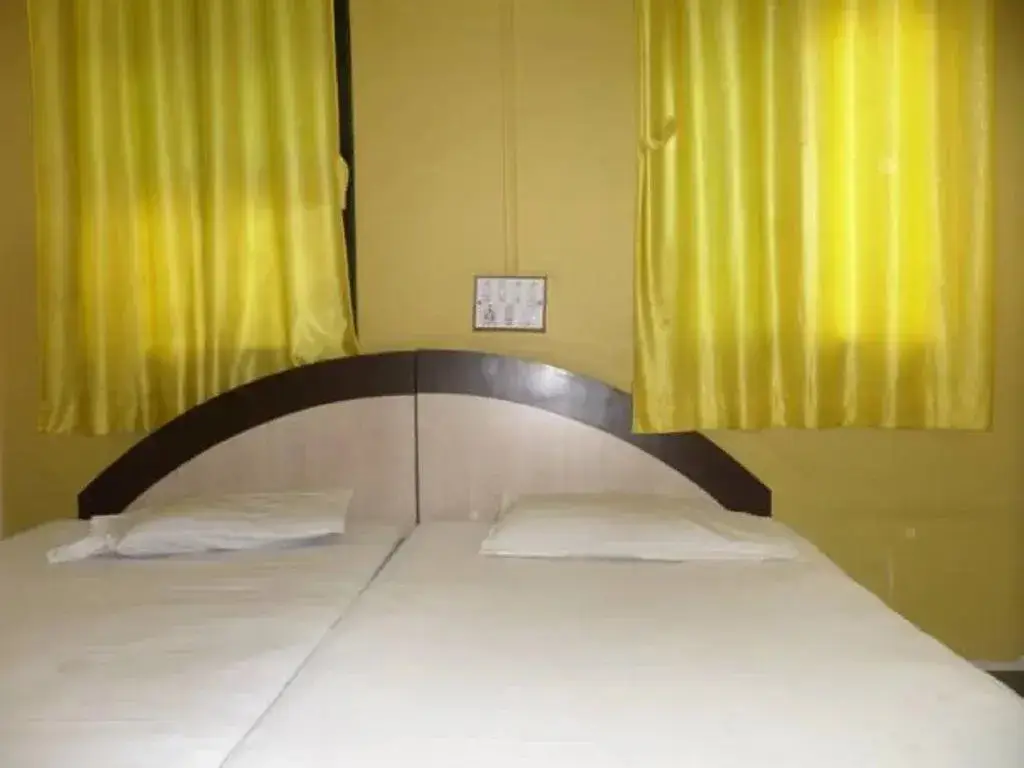 Солапур: Geeta Lodge